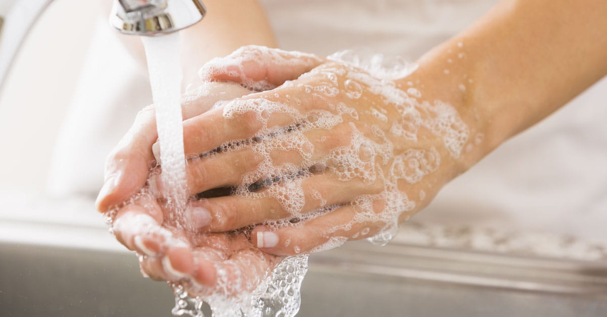 कोकेशियान महिला अपने हाथ धो रही है