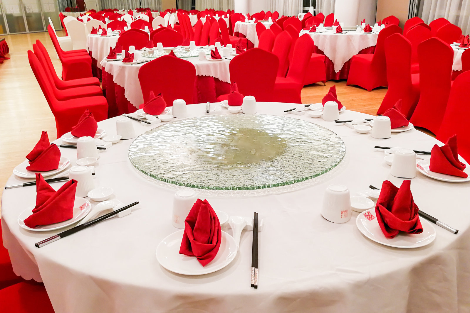 Perjamuan makan malam manten Cina umum kanthi peralatan nedha bengi sing disusun